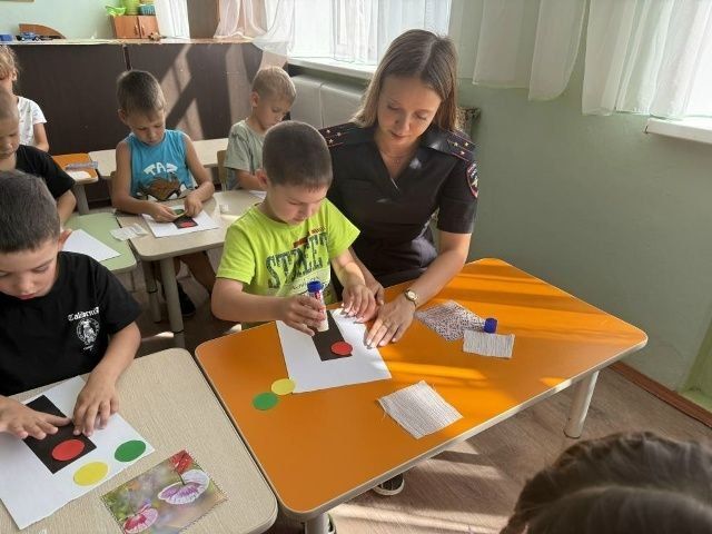 В Волжске сотрудники Госавтоинспекции провели тематическое занятие для дошкольников в честь Дня светофора В Волжске сотрудники Госавтоинспекции провели тематическое занятие для дошкольников в честь Дня светофора