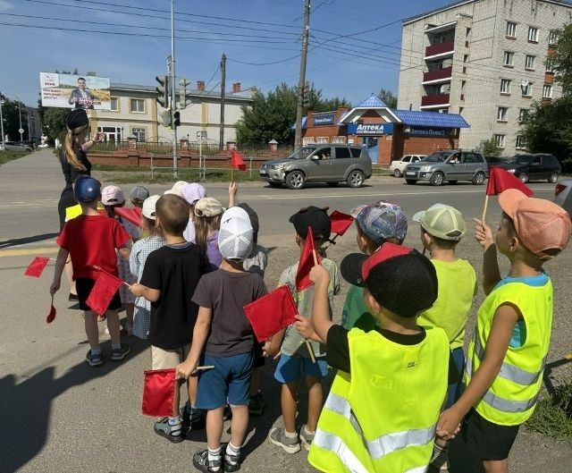 В Волжске сотрудники Госавтоинспекции провели тематическое занятие для дошкольников в честь Дня светофора В Волжске сотрудники Госавтоинспекции провели тематическое занятие для дошкольников в честь Дня светофора