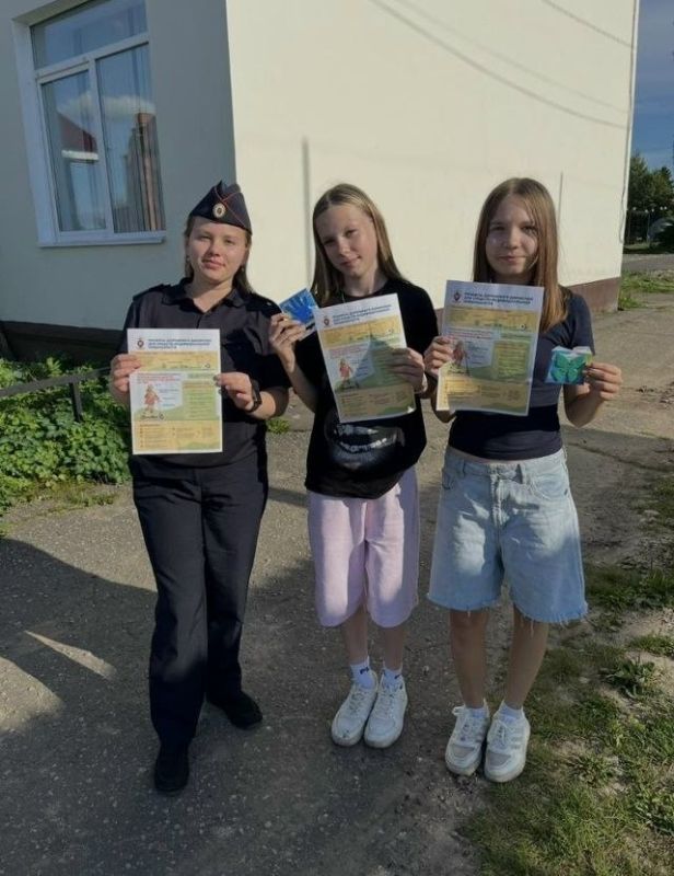 В Советском районе автоинспекторы продолжают проводить профилактические беседы с детьми на игровых и спортивных площадках
