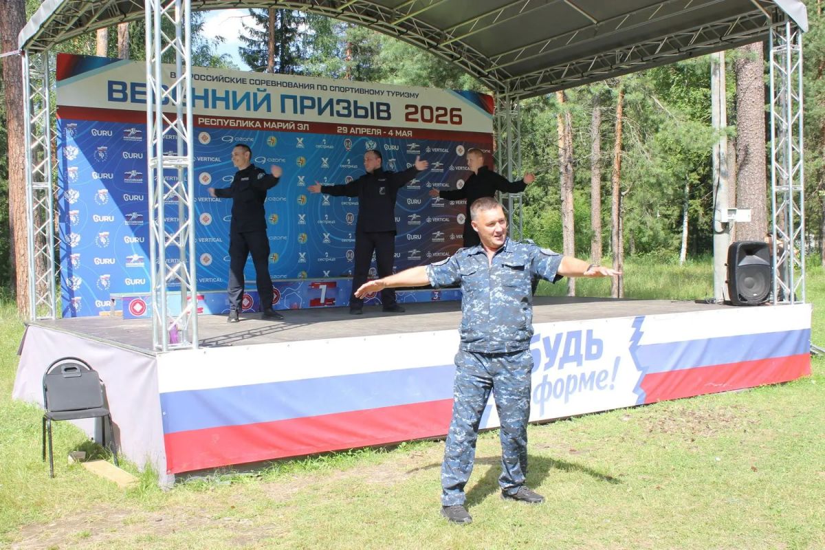 В Республике Марий Эл полицейские и Движение Первых провели для детей «Зарядку со стражем порядка» В Республике Марий Эл полицейские и Движение Первых провели для детей «Зарядку со стражем порядка»