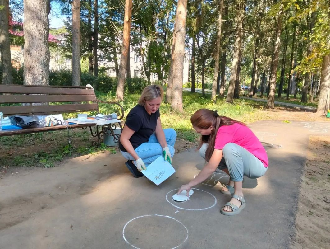 Асфальтовая дорожка на детской площадке в Центральном парке п. Мари-Турек превратилась в яркую игровую зону Асфальтовая дорожка на детской площадке в Центральном парке п. Мари-Турек превратилась в яркую игровую зону