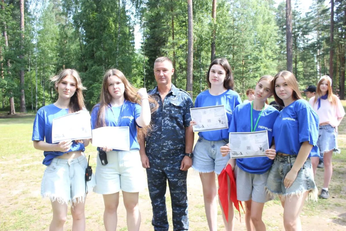 В Республике Марий Эл полицейские и Движение Первых провели для детей «Зарядку со стражем порядка» В Республике Марий Эл полицейские и Движение Первых провели для детей «Зарядку со стражем порядка»