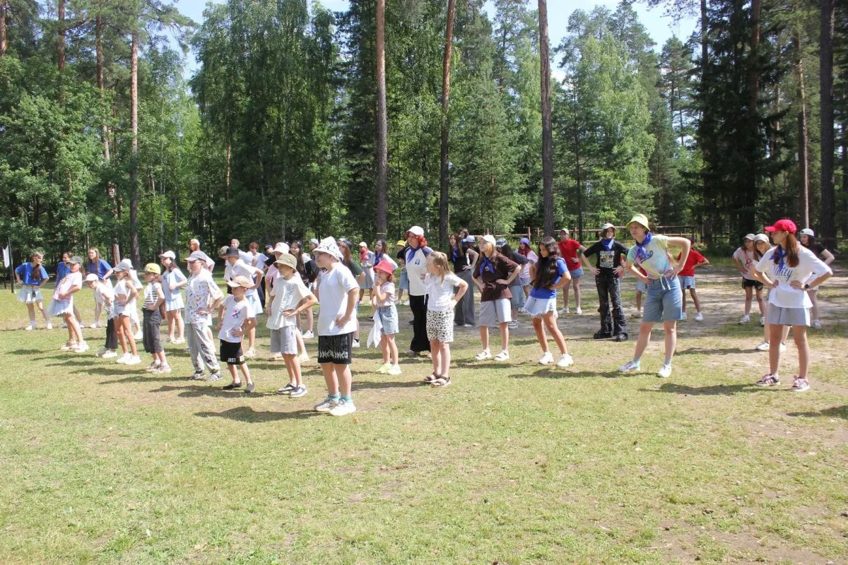 В Республике Марий Эл полицейские и Движение Первых провели для детей «Зарядку со стражем порядка» В Республике Марий Эл полицейские и Движение Первых провели для детей «Зарядку со стражем порядка»