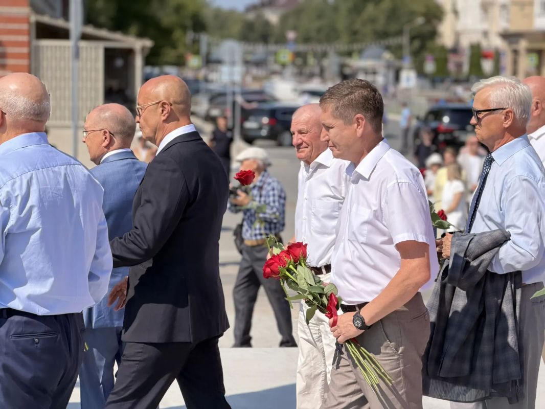 Антон Трудинов: В Йошкар-Оле открыли памятник созидателям: дань уважения строителям Марий Эл Антон Трудинов: В Йошкар-Оле открыли памятник созидателям: дань уважения строителям Марий Эл
