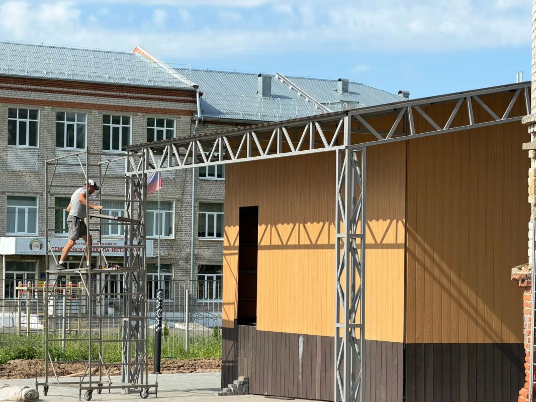 В сквере Семеновки продолжается благоустройство В сквере Семеновки продолжается благоустройство