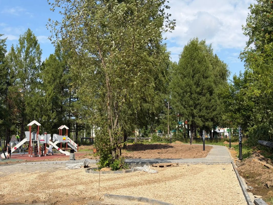 В сквере Семеновки продолжается благоустройство В сквере Семеновки продолжается благоустройство