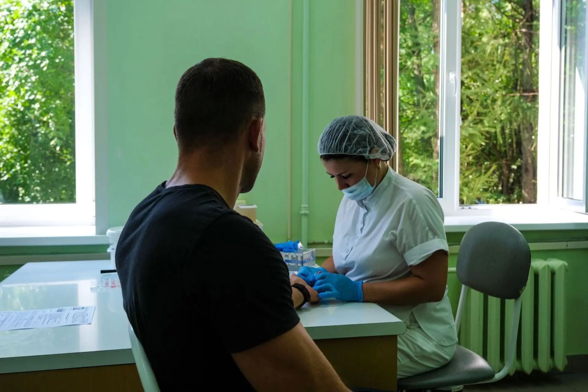 В Йошкар-Оле в рамках ведомственной донорской акции «От сердца к сердцу» росгвардейцы сдали 7 литров крови и ее компонентов В Йошкар-Оле в рамках ведомственной донорской акции «От сердца к сердцу» росгвардейцы сдали 7 литров крови и ее компонентов