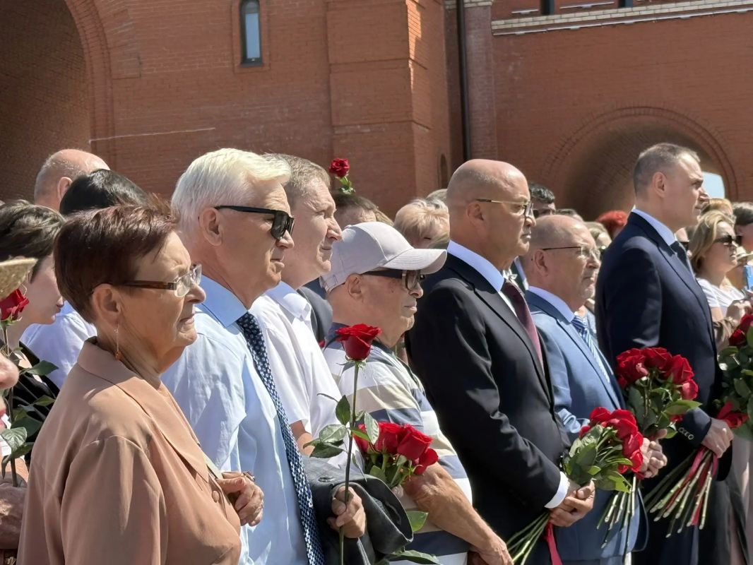 Антон Трудинов: В Йошкар-Оле открыли памятник созидателям: дань уважения строителям Марий Эл Антон Трудинов: В Йошкар-Оле открыли памятник созидателям: дань уважения строителям Марий Эл
