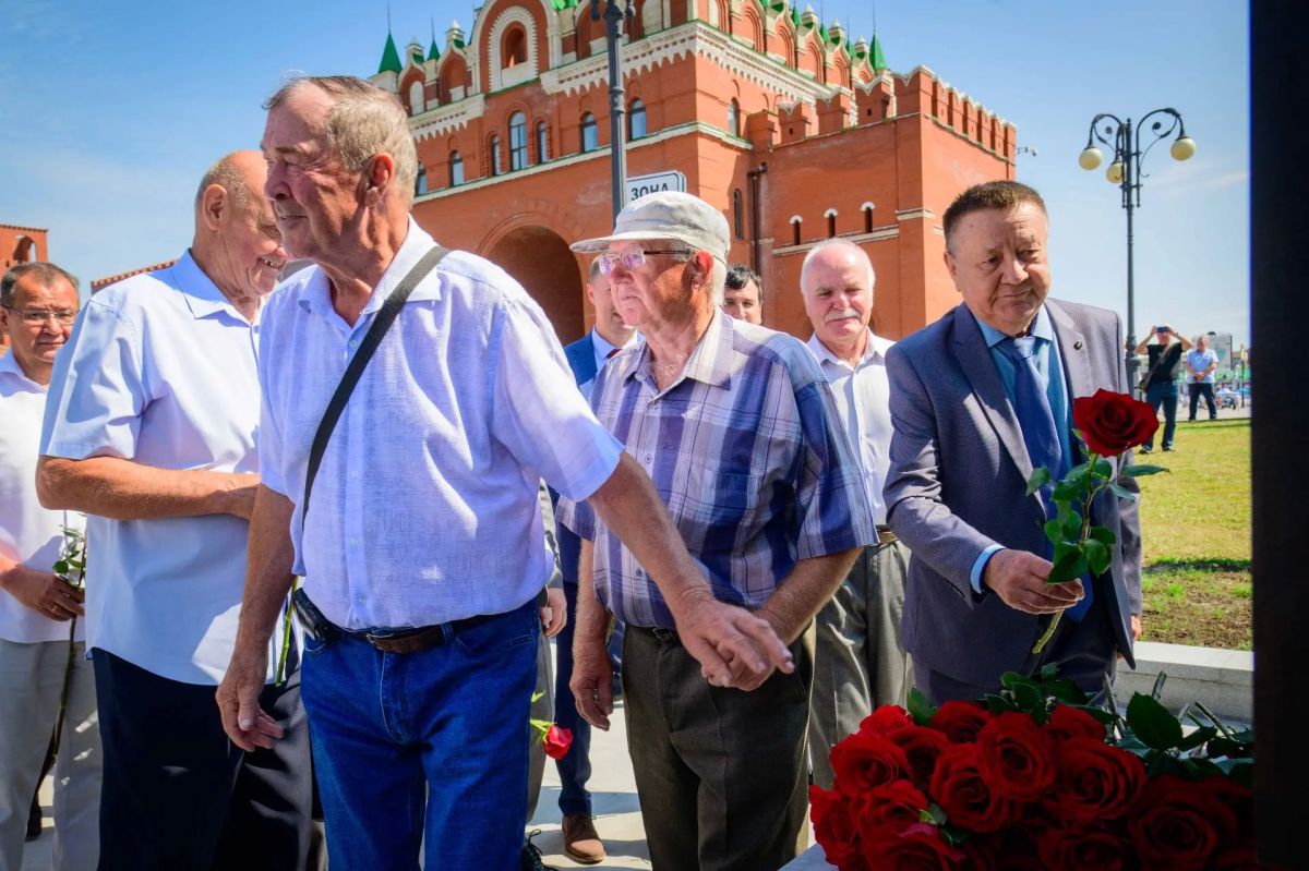 Юрий Зайцев: Открыли в Йошкар-Оле памятник строителям Республики Марий Эл. Это символ признания труда тех, кто создает комфорт и красоту нашей республики Юрий Зайцев: Открыли в Йошкар-Оле памятник строителям Республики Марий Эл. Это символ признания труда тех, кто создает комфорт и красоту нашей республики