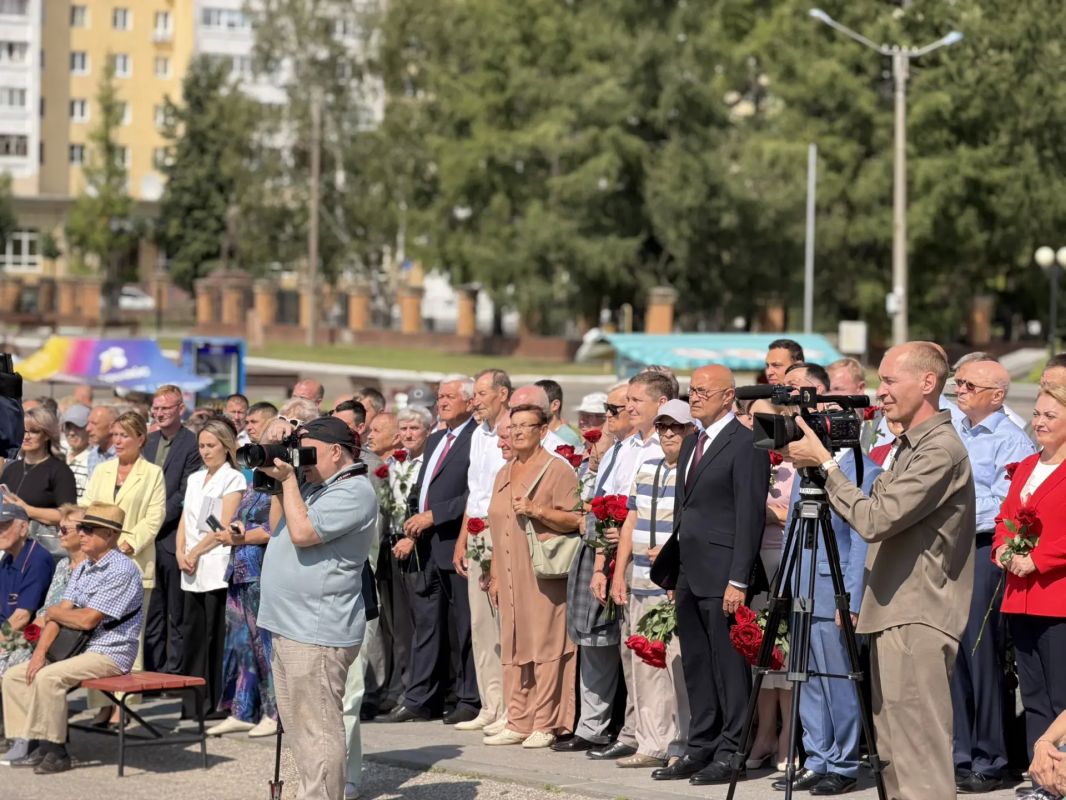 Антон Трудинов: В Йошкар-Оле открыли памятник созидателям: дань уважения строителям Марий Эл Антон Трудинов: В Йошкар-Оле открыли памятник созидателям: дань уважения строителям Марий Эл