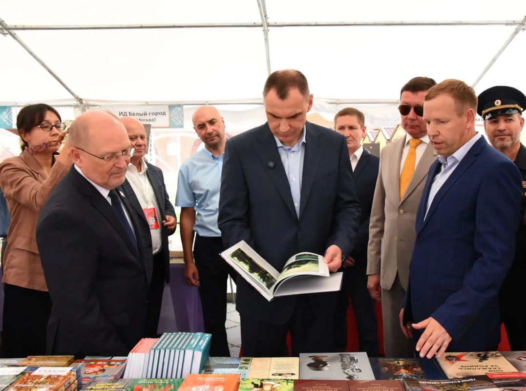 В Йошкар-Оле открылся II Марийский книжный фестиваль «Читаем вместе — живем в единстве» В Йошкар-Оле открылся II Марийский книжный фестиваль «Читаем вместе — живем в единстве»