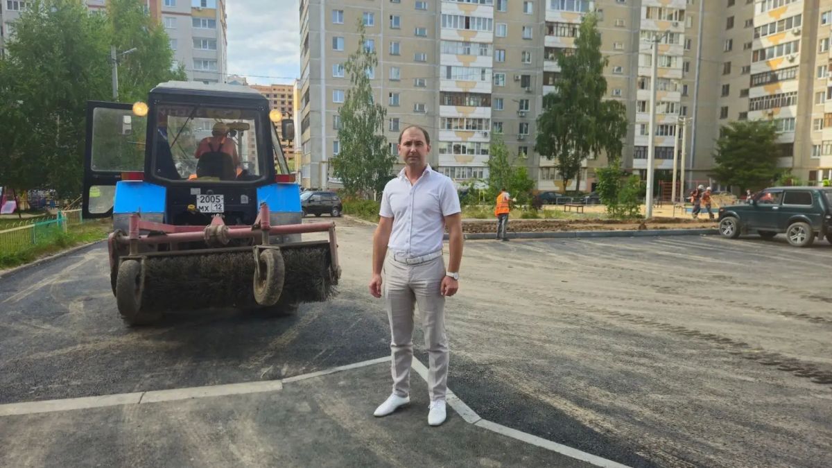 В Йошкар-Оле на улице Петрова устанавливают детскую площадку В Йошкар-Оле на улице Петрова устанавливают детскую площадку