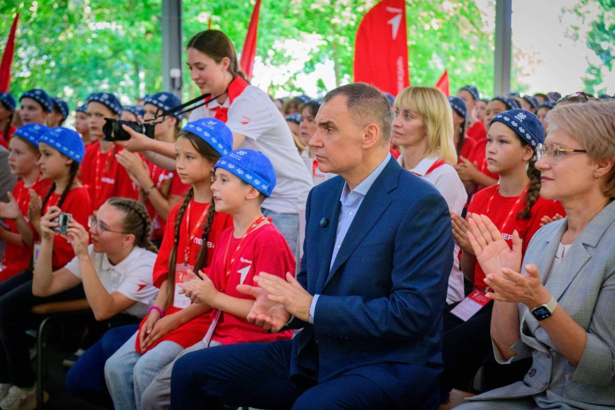 Новые инициативы «Движения Первых» представили Главе региона в обновленном детском центре «Радужный» Новые инициативы «Движения Первых» представили Главе региона в обновленном детском центре «Радужный»