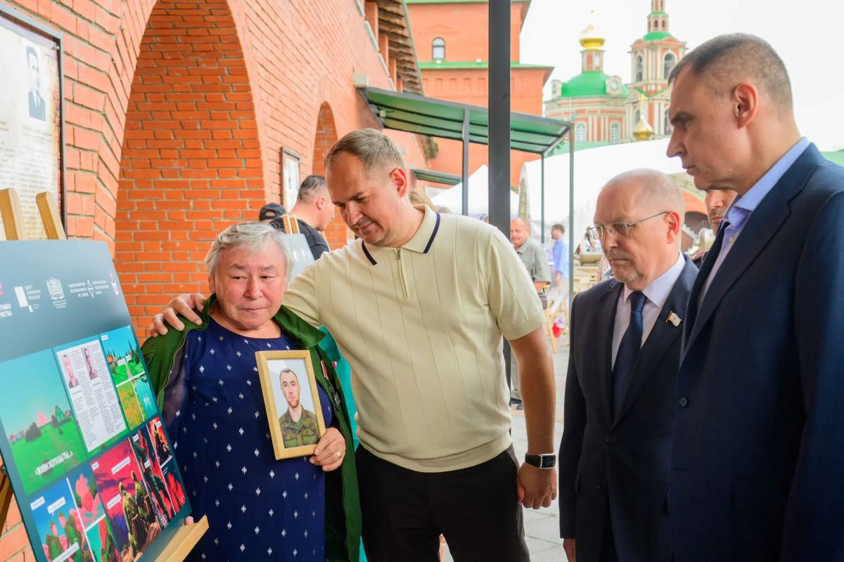 На Марийском книжном фестивале представили первую в стране книгу-графический роман об участниках СВО На Марийском книжном фестивале представили первую в стране книгу-графический роман об участниках СВО