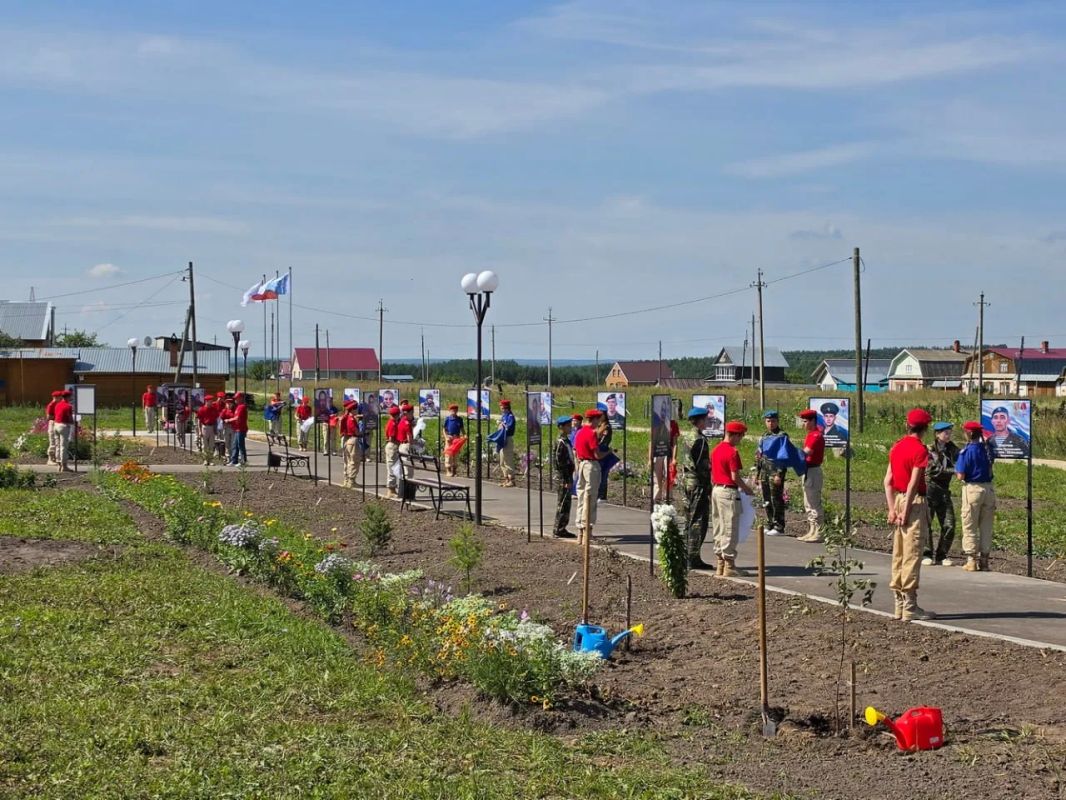 В селе Сотнур Волжского муниципального округа состоялось торжественное открытие Аллеи Славы защитникам Отечества В селе Сотнур Волжского муниципального округа состоялось торжественное открытие Аллеи Славы защитникам Отечества