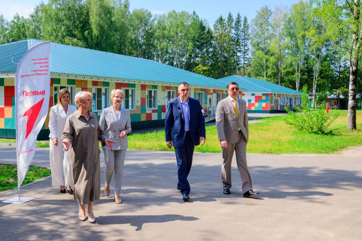 Новые инициативы «Движения Первых» представили Главе региона в обновленном детском центре «Радужный» Новые инициативы «Движения Первых» представили Главе региона в обновленном детском центре «Радужный»