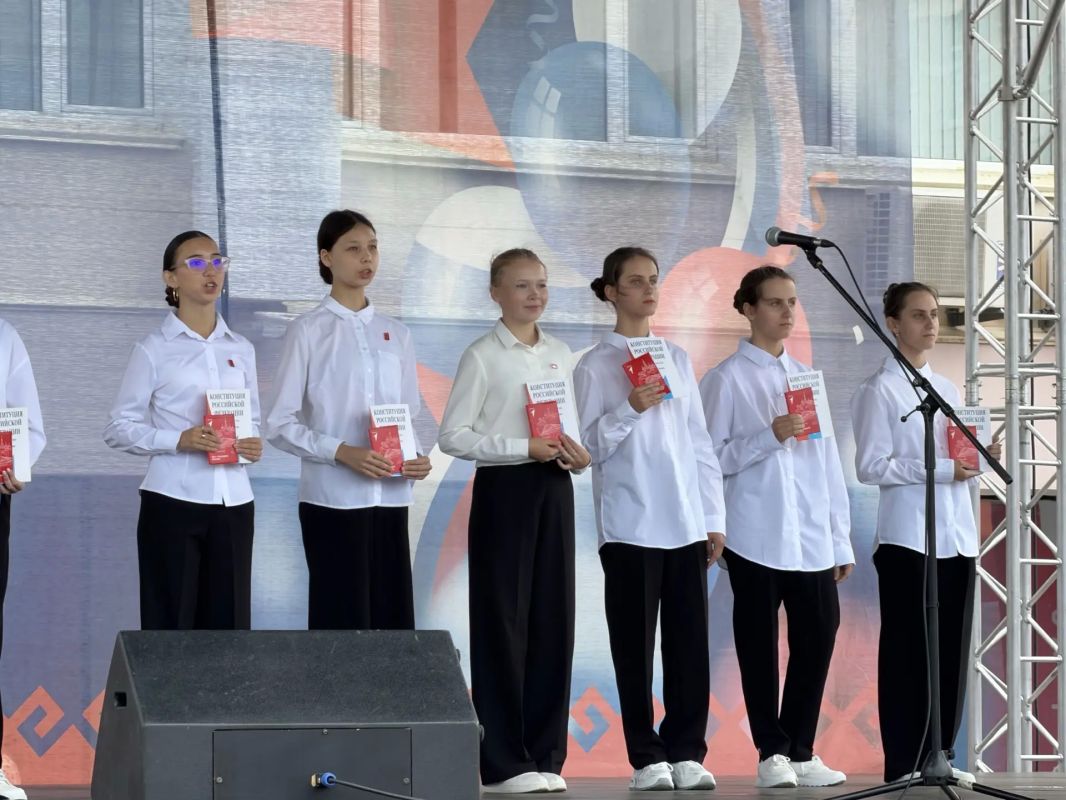 Антон Трудинов: Сегодня площадь имени Ленина стала настоящим сердцем праздника — здесь с размахом открылись торжества, посвящённые 442-й годовщине со дня рождения Йошкар-Олы Антон Трудинов: Сегодня площадь имени Ленина стала настоящим сердцем праздника — здесь с размахом открылись торжества, посвящённые 442-й годовщине со дня рождения Йошкар-Олы