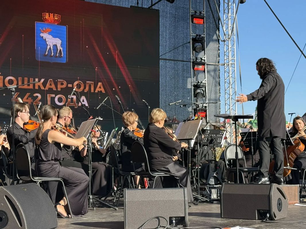 В эти минуты на Патриаршей площади проходит концерт театра оперы и балета имени Эрика Сапаева В эти минуты на Патриаршей площади проходит концерт театра оперы и балета имени Эрика Сапаева