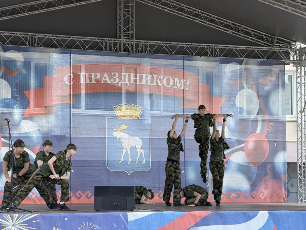 Антон Трудинов: Сегодня площадь имени Ленина стала настоящим сердцем праздника — здесь с размахом открылись торжества, посвящённые 442-й годовщине со дня рождения Йошкар-Олы Антон Трудинов: Сегодня площадь имени Ленина стала настоящим сердцем праздника — здесь с размахом открылись торжества, посвящённые 442-й годовщине со дня рождения Йошкар-Олы