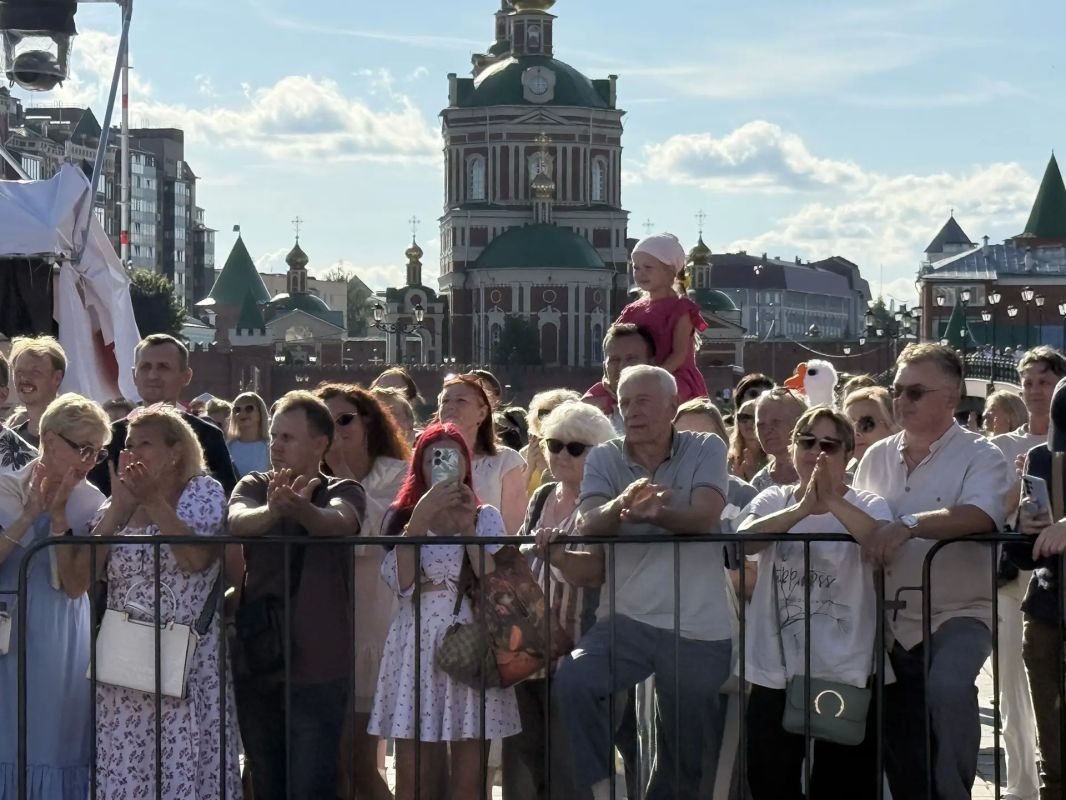 В эти минуты на Патриаршей площади проходит концерт театра оперы и балета имени Эрика Сапаева В эти минуты на Патриаршей площади проходит концерт театра оперы и балета имени Эрика Сапаева