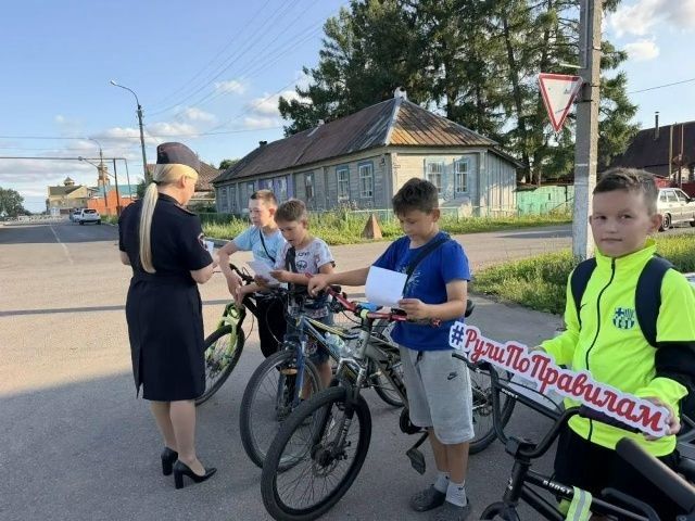 В Сернуре автоинспекторы проводят уроки безопасности для юных велосипедистов В Сернуре автоинспекторы проводят уроки безопасности для юных велосипедистов