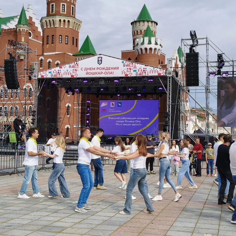 На Патриаршей прошел флэшмоб работающей молодежи «Мы в танцах едины»