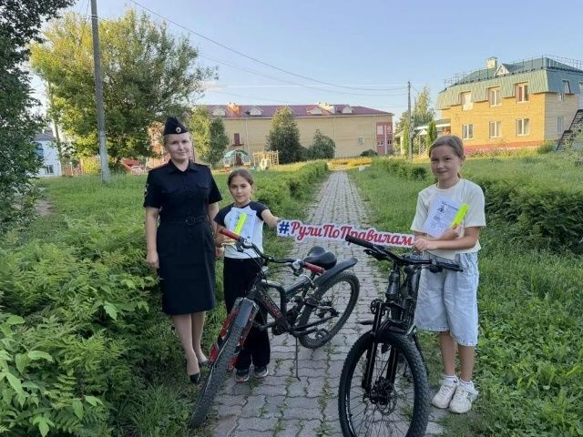 В Сернуре автоинспекторы проводят уроки безопасности для юных велосипедистов В Сернуре автоинспекторы проводят уроки безопасности для юных велосипедистов