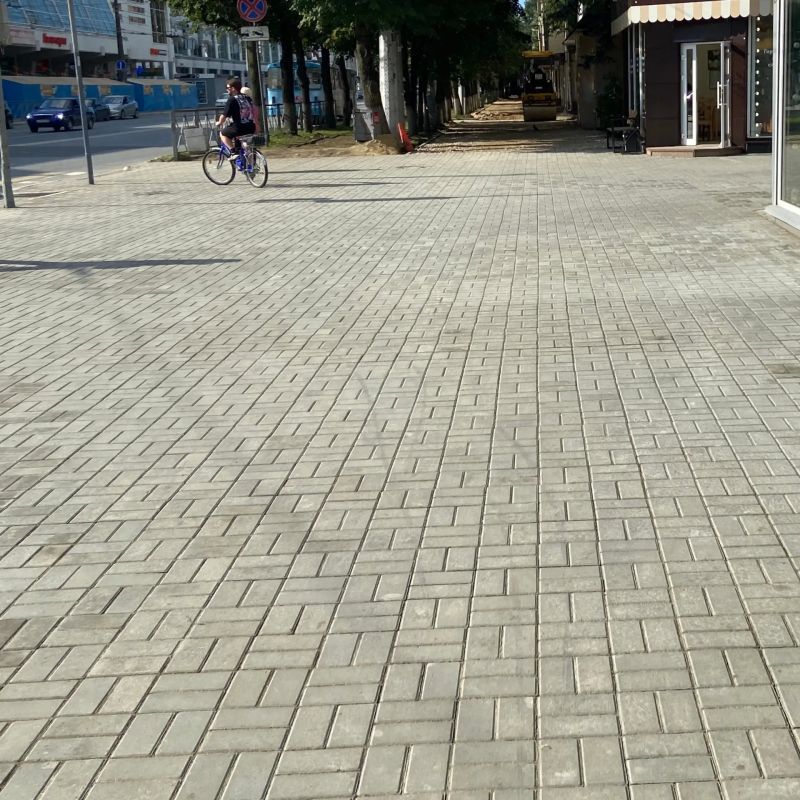 Тротуар по улице Первомайской преображается и с каждым днём становится удобнее для пешеходов! Тротуар по улице Первомайской преображается и с каждым днём становится удобнее для пешеходов!