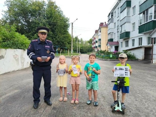 В Звенигово сотрудники Госавтоинспекции проводят профилактические беседы с детьми на игровых и спортивных площадках В Звенигово сотрудники Госавтоинспекции проводят профилактические беседы с детьми на игровых и спортивных площадках