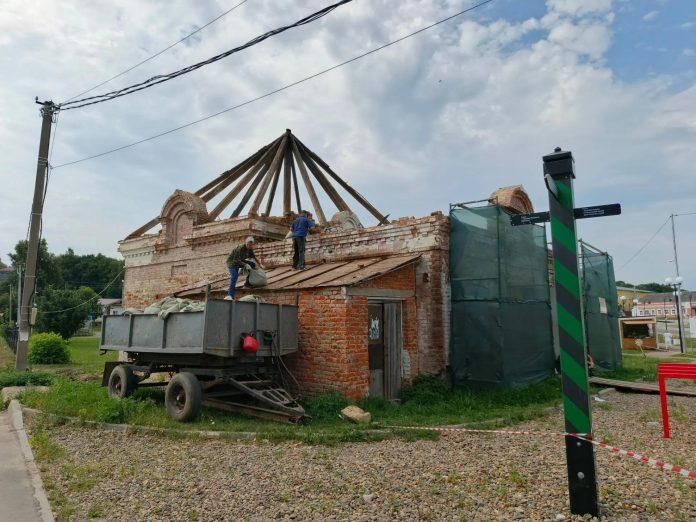 В Козьмодемьянске продолжается реставрация часовни Космы и Дамиана, на восстановление которой в 2026 году направили 5,8 млн рублей из бюджета Марий Эл