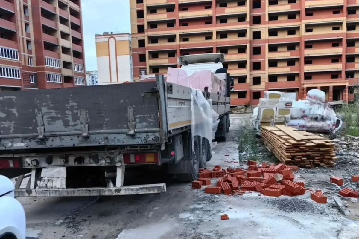 В Йошкар-Оле на стройке на каменщика упал поддон с кирпичами