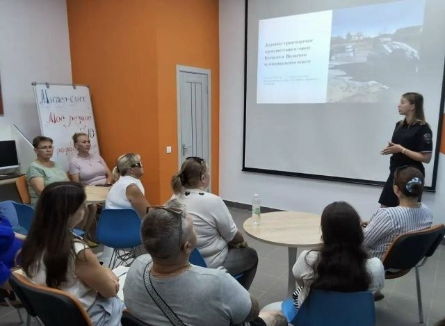 В Волжске состоялась встреча сотрудников Госавтоинспекции с участницами женского клуба «Мягкая сила», посвященная безопасности детей на дорогах В Волжске состоялась встреча сотрудников Госавтоинспекции с участницами женского клуба «Мягкая сила», посвященная безопасности детей на дорогах