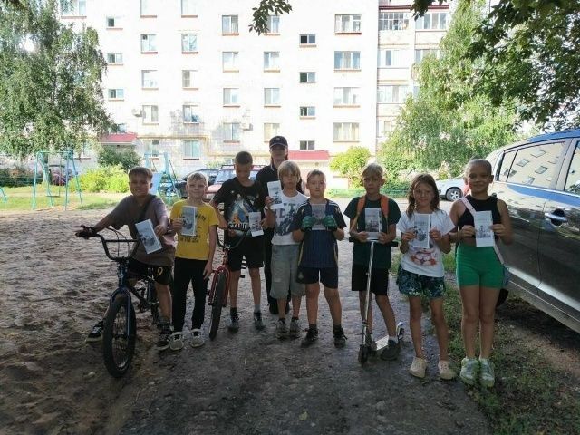 В Звенигово сотрудники Госавтоинспекции проводят профилактические беседы с детьми на игровых и спортивных площадках В Звенигово сотрудники Госавтоинспекции проводят профилактические беседы с детьми на игровых и спортивных площадках