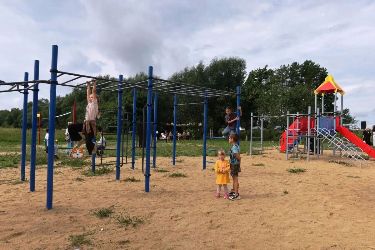 Усилиями жителей Марий Эл и властей в деревне Юшково появилась игровая площадка Усилиями жителей Марий Эл и властей в деревне Юшково появилась игровая площадка