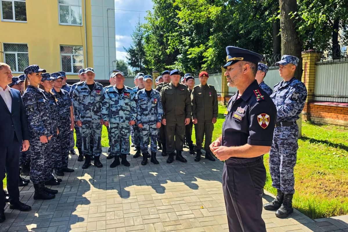 В год 10-летия ведомства и 215-летия войск правопорядка в Управлении Росгвардии по Республике Марий Эл прошла торжественная церемония закладки капсулы с посланием для потомков В год 10-летия ведомства и 215-летия войск правопорядка в Управлении Росгвардии по Республике Марий Эл прошла торжественная церемония закладки капсулы с посланием для потомков