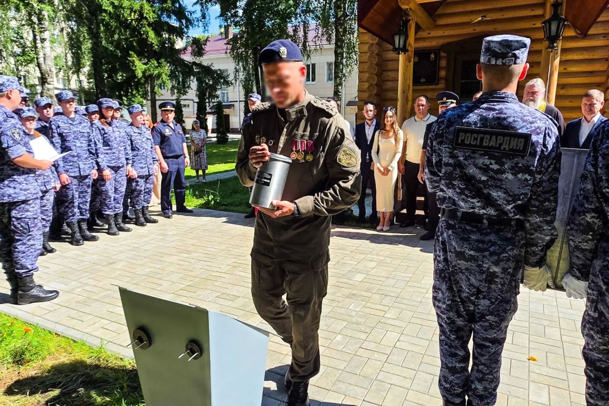 В год 10-летия ведомства и 215-летия войск правопорядка в Управлении Росгвардии по Республике Марий Эл прошла торжественная церемония закладки капсулы с посланием для потомков В год 10-летия ведомства и 215-летия войск правопорядка в Управлении Росгвардии по Республике Марий Эл прошла торжественная церемония закладки капсулы с посланием для потомков