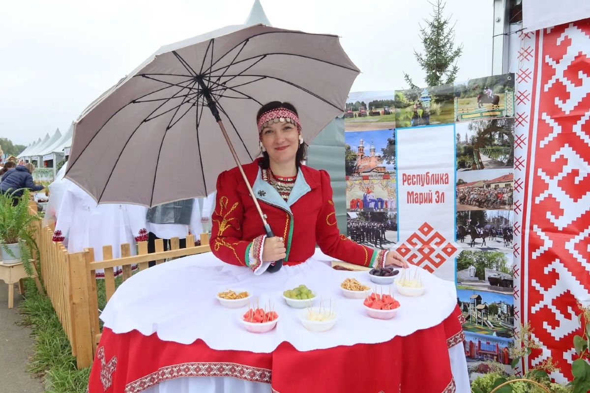 На Медведевском ипподроме проходит гастрономический фестиваль "Йошка Еш" На Медведевском ипподроме проходит гастрономический фестиваль "Йошка Еш"
