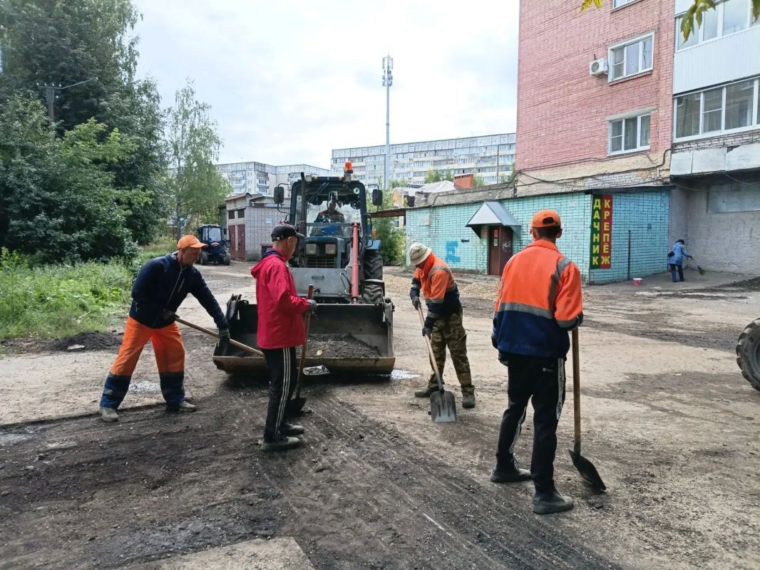 На четырех улицах Йошкар-Олы рабочие заняты ямочным ремонтом дорог На четырех улицах Йошкар-Олы рабочие заняты ямочным ремонтом дорог