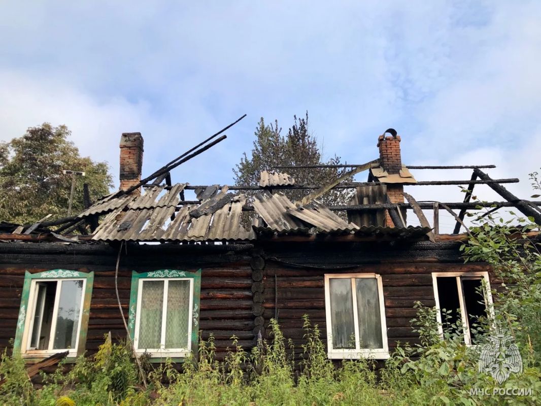 В деревне Озерки произошёл пожар, в результате которого пострадала женщина и её 54летний сын В деревне Озерки произошёл пожар, в результате которого пострадала женщина и её 54летний сын