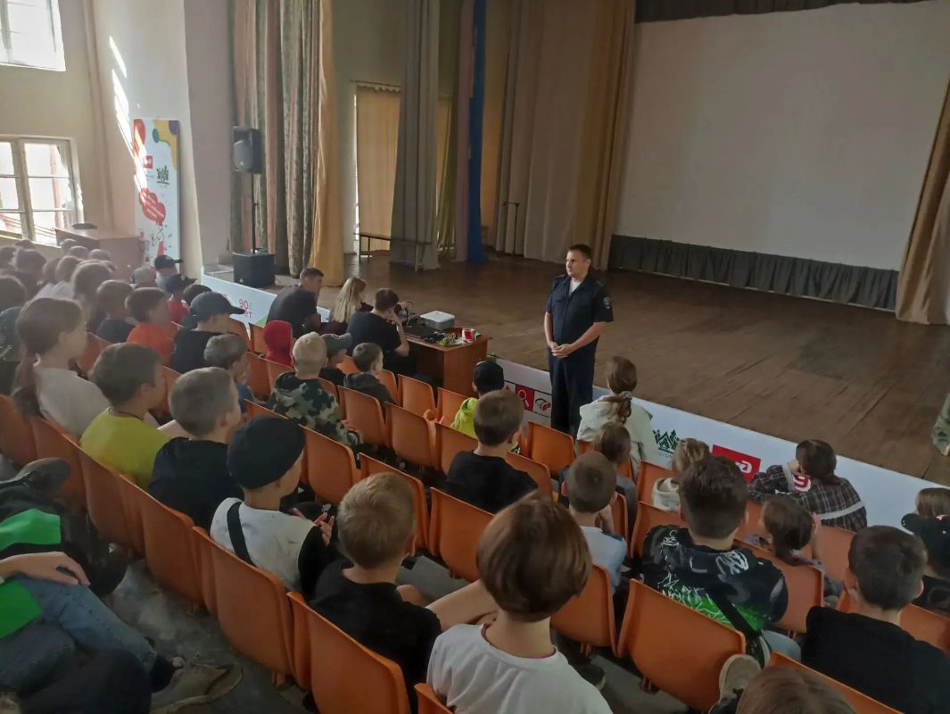Сотрудники транспортной полиции посетили детский оздоровительный лагерь «Яльчик» Сотрудники транспортной полиции посетили детский оздоровительный лагерь «Яльчик»
