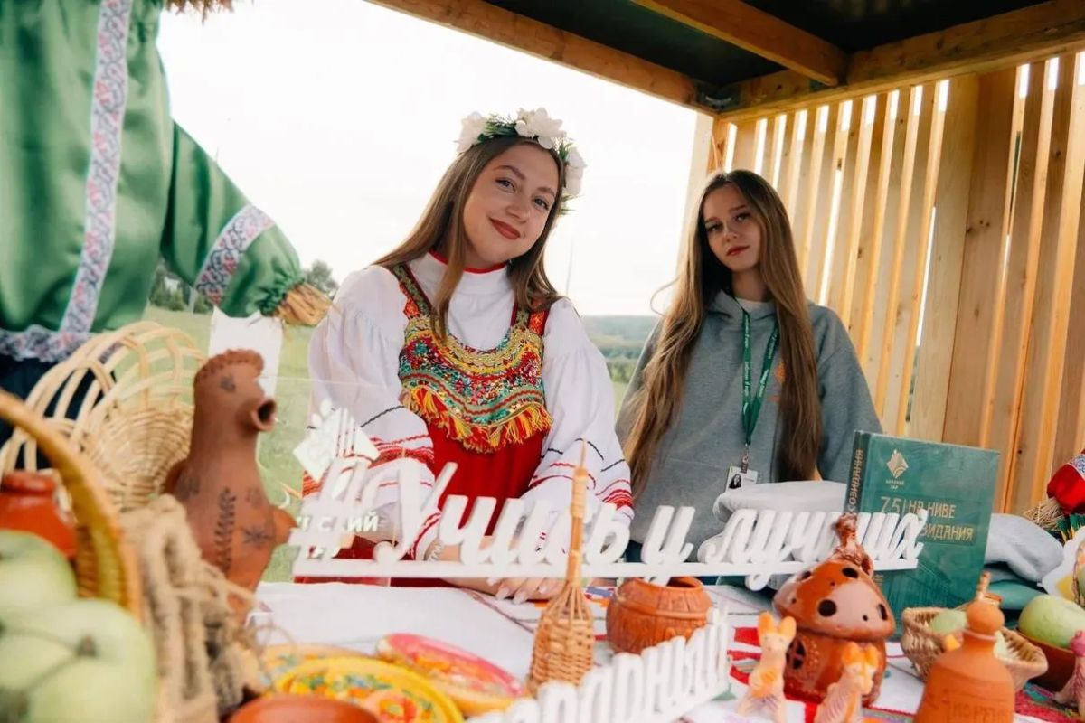 Они в Агро!. Говорят, молодые не хотят работать в сельском хозяйстве… Но 700 участников финала Всероссийского конкурса «Я в Агро», который прошёл в Тульской области, доказали обратное Они в Агро!. Говорят, молодые не хотят работать в сельском хозяйстве… Но 700 участников финала Всероссийского конкурса «Я в Агро», который прошёл в Тульской области, доказали обратное