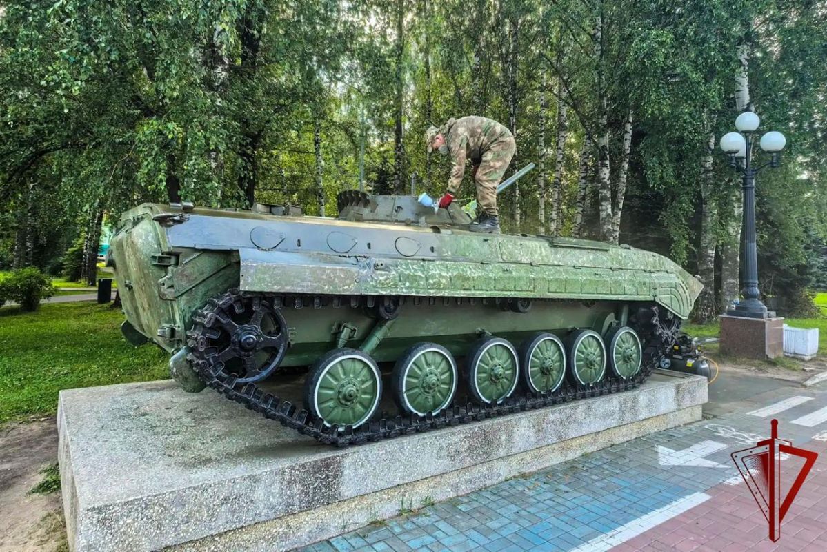 Сотрудники Росгвардии провели реставрацию военной техники, выставленной в Центральном парке культуры и отдыха Йошкар-Олы Сотрудники Росгвардии провели реставрацию военной техники, выставленной в Центральном парке культуры и отдыха Йошкар-Олы