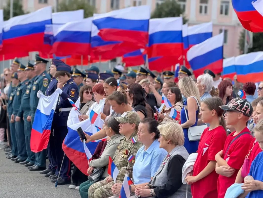 Александр Майоров: «Российский флаг объединяет все поколения россиян» Александр Майоров: «Российский флаг объединяет все поколения россиян»