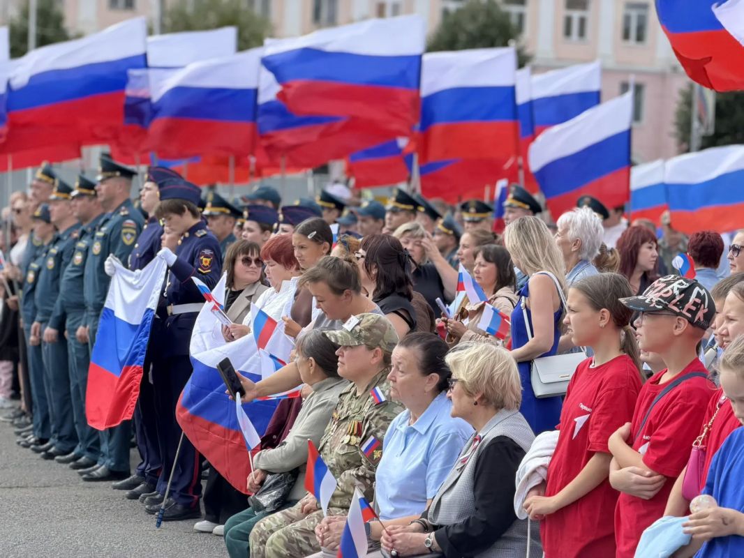 Антон Трудинов: Сегодня, в День Государственного флага России, на площади В.И. Ленина состоялась торжественная церемония поднятия главного символа нашей Родины Антон Трудинов: Сегодня, в День Государственного флага России, на площади В.И. Ленина состоялась торжественная церемония поднятия главного символа нашей Родины