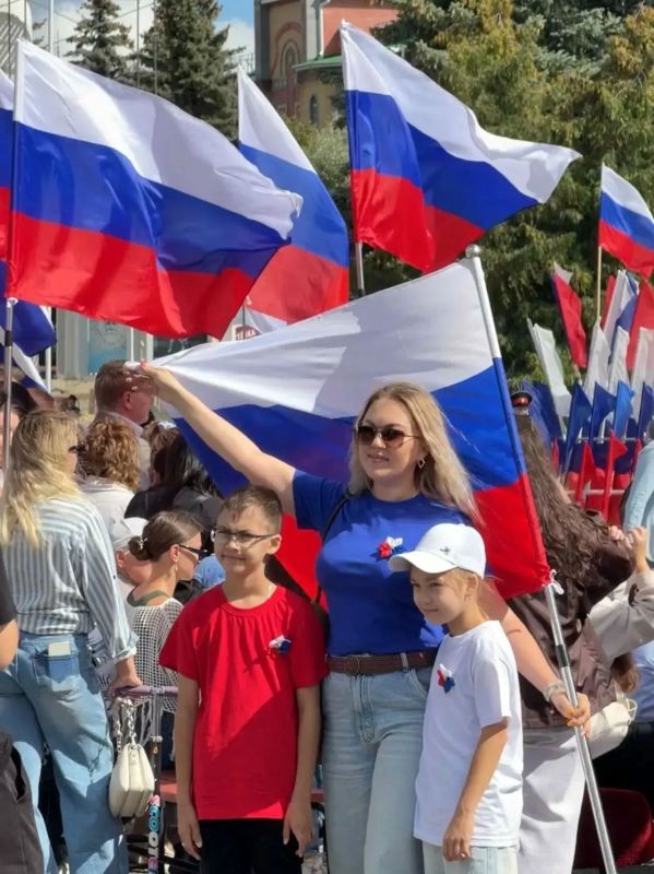 Йошкар-Оле отмечают День Государственного Флага России