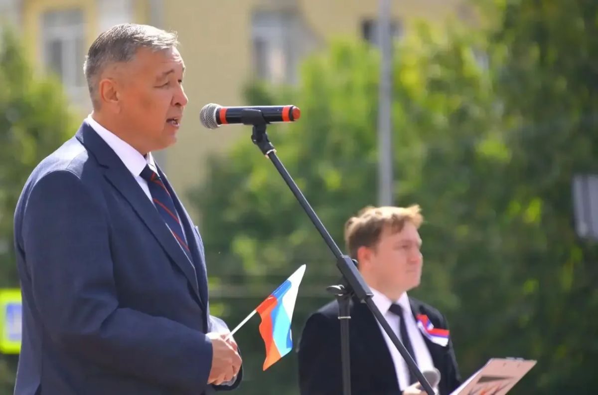 Александр Майоров: «Российский флаг объединяет все поколения россиян» Александр Майоров: «Российский флаг объединяет все поколения россиян»