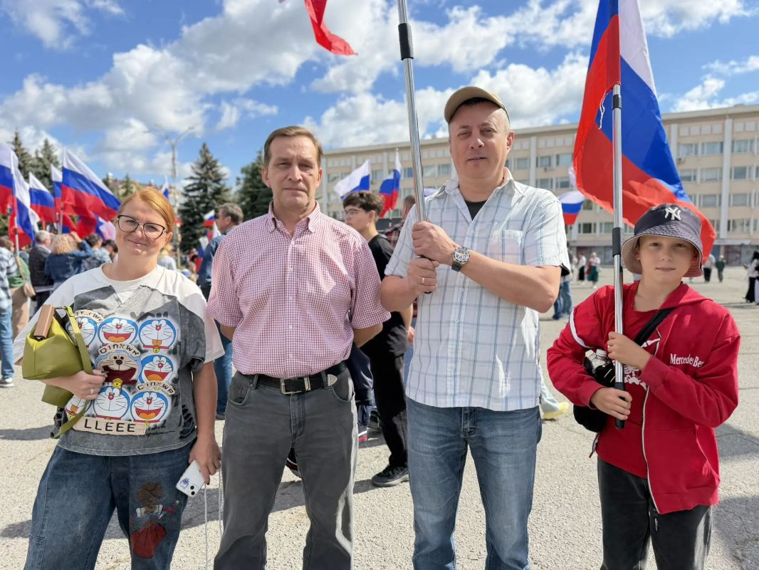Антон Трудинов: Сегодня, в День Государственного флага России, на площади В.И. Ленина состоялась торжественная церемония поднятия главного символа нашей Родины Антон Трудинов: Сегодня, в День Государственного флага России, на площади В.И. Ленина состоялась торжественная церемония поднятия главного символа нашей Родины