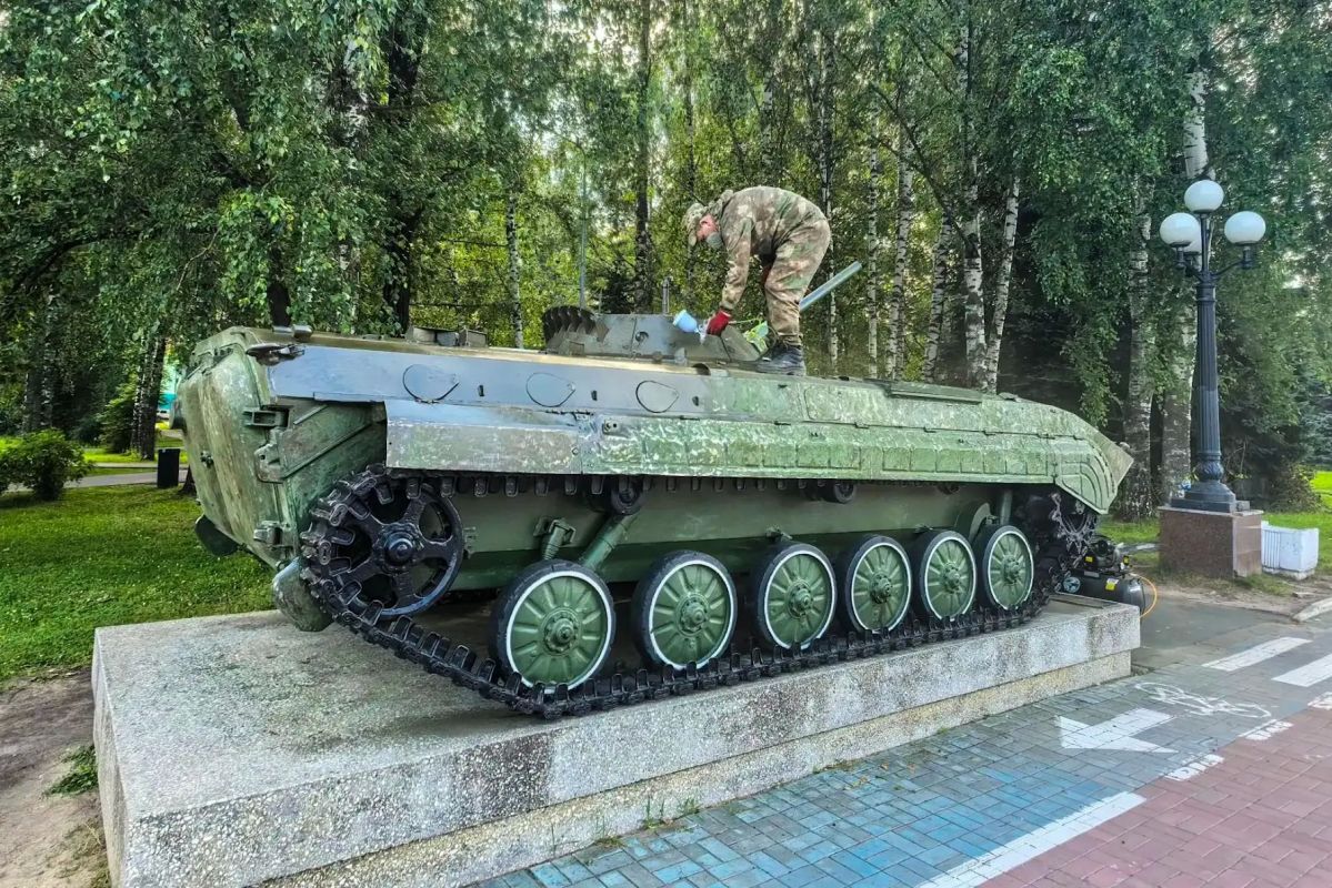 В Центральном парке культуры и отдыха Йошкар-Олы отремонтировали выставочные экземпляры военной техники В Центральном парке культуры и отдыха Йошкар-Олы отремонтировали выставочные экземпляры военной техники