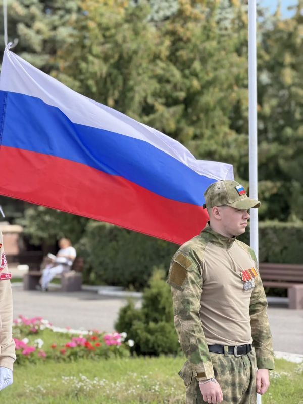 Антон Трудинов: Сегодня, в День Государственного флага России, на площади В.И. Ленина состоялась торжественная церемония поднятия главного символа нашей Родины Антон Трудинов: Сегодня, в День Государственного флага России, на площади В.И. Ленина состоялась торжественная церемония поднятия главного символа нашей Родины
