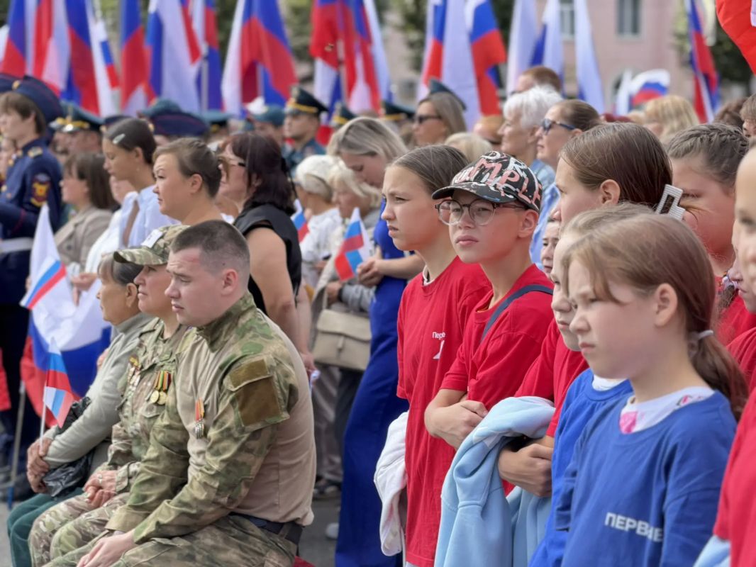 Антон Трудинов: Сегодня, в День Государственного флага России, на площади В.И. Ленина состоялась торжественная церемония поднятия главного символа нашей Родины Антон Трудинов: Сегодня, в День Государственного флага России, на площади В.И. Ленина состоялась торжественная церемония поднятия главного символа нашей Родины